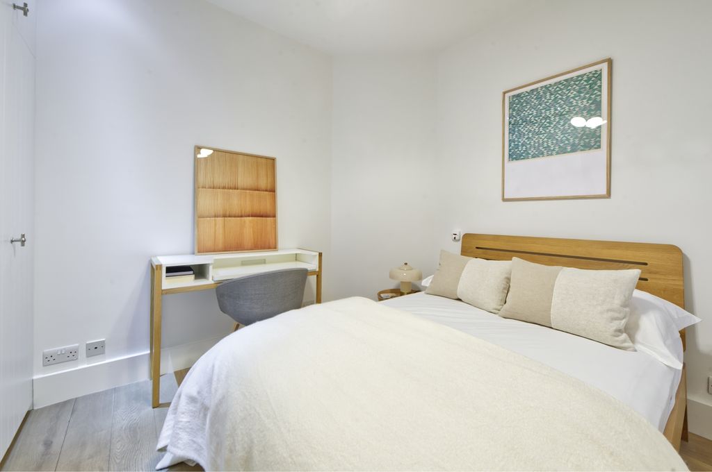 Property photo 3 of 10 Lennox Gardens