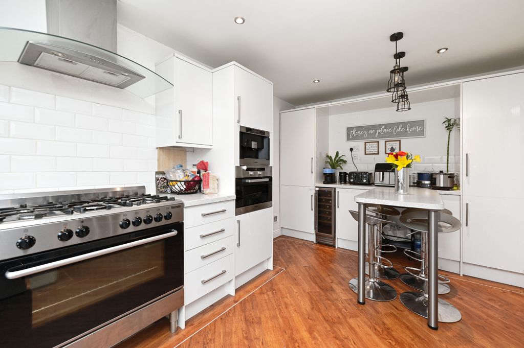Property photo 3 of 9 2 Silver Hill (4)