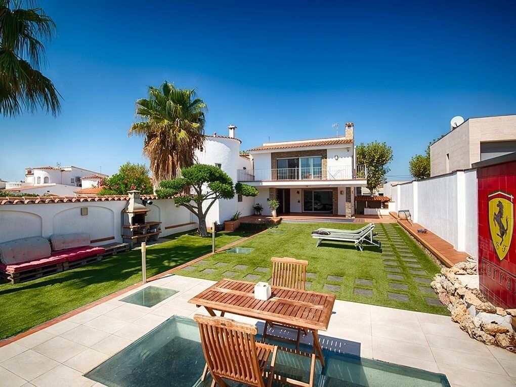 Property photo 1 of 53 Stunning Canal Villa With Boat Garage