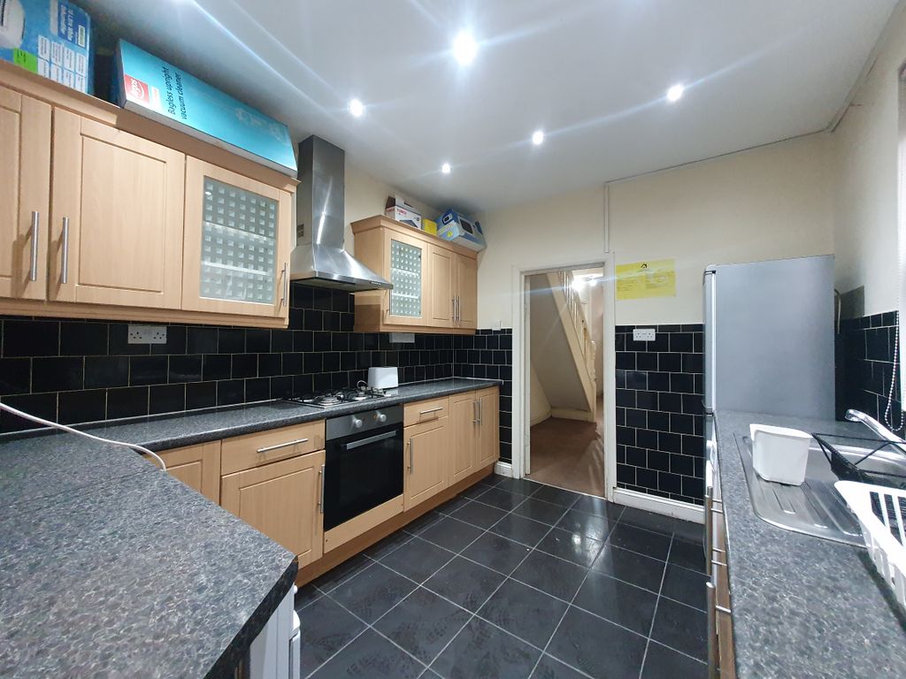 Property photo 1 of 21 4 Bedroom Mid-Terraced House To Rent