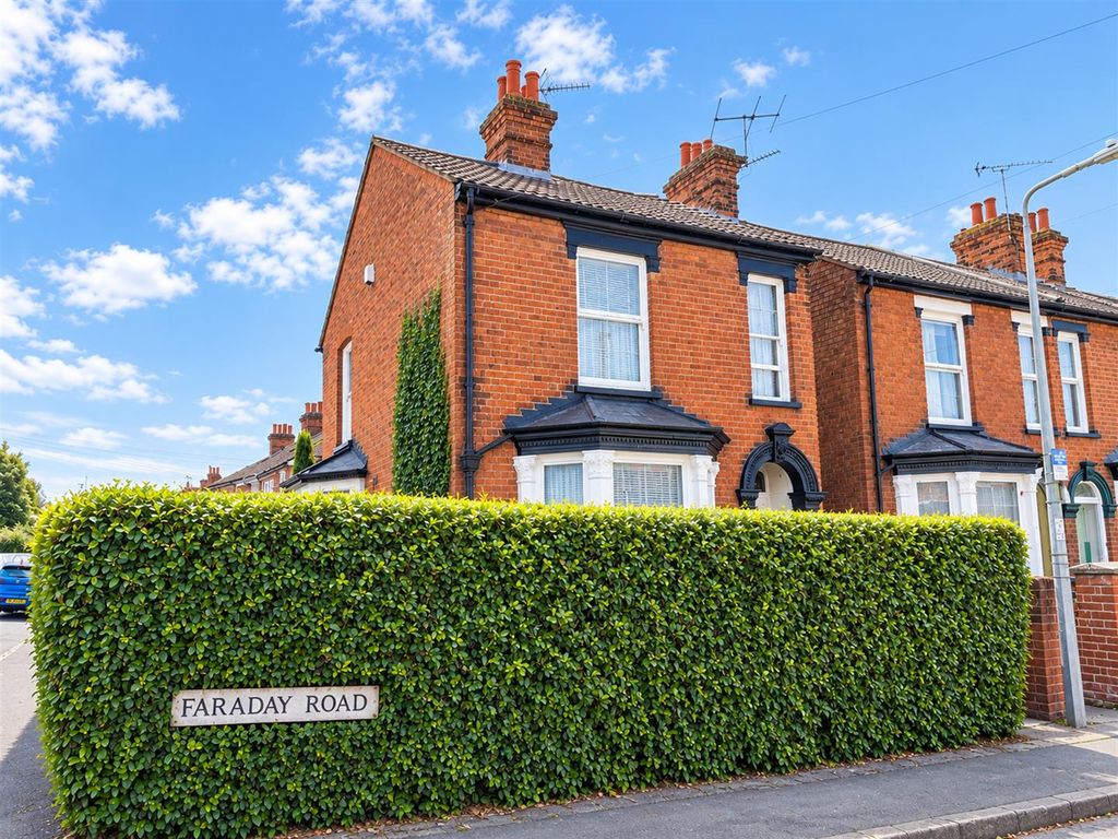 Property photo 1 of 18 Outside:
