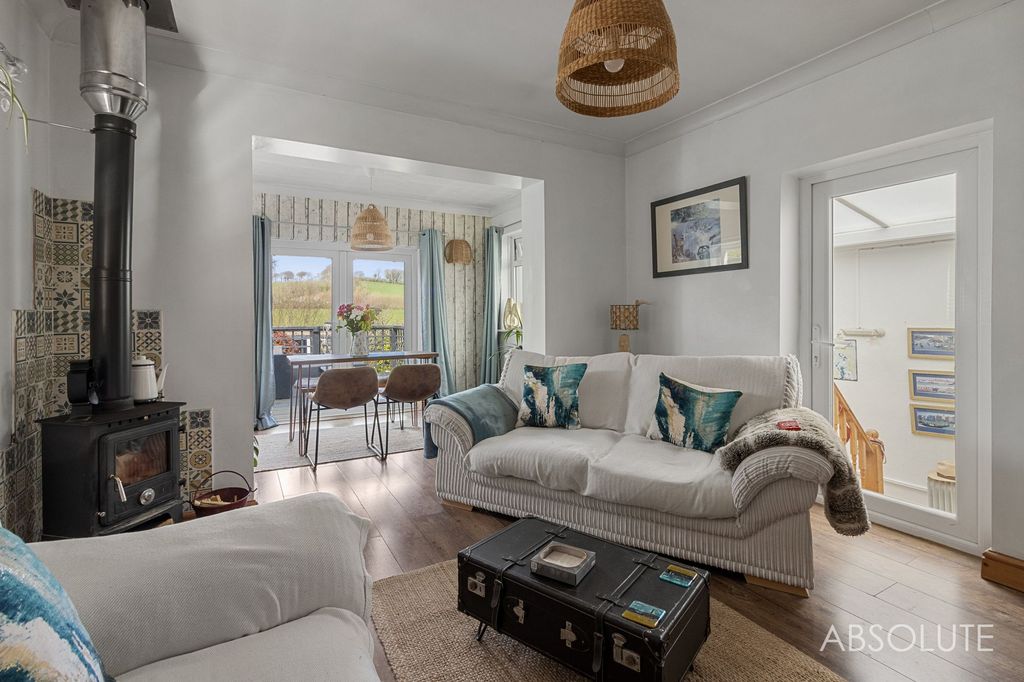 Property photo 3 of 23 Lounge