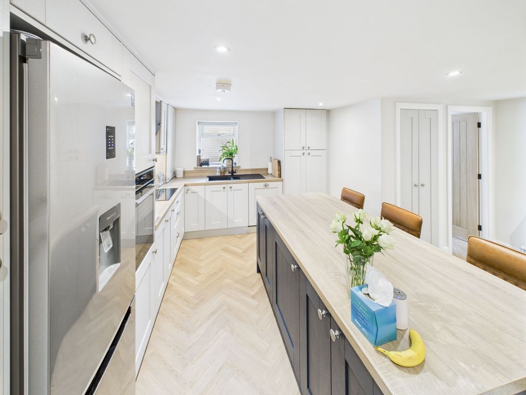 Property photo 3 of 16 Fitted Kitchen