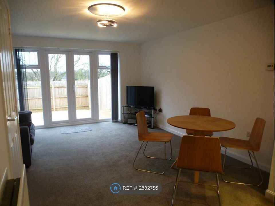 Property photo 3 of 8 Lounge / Dining