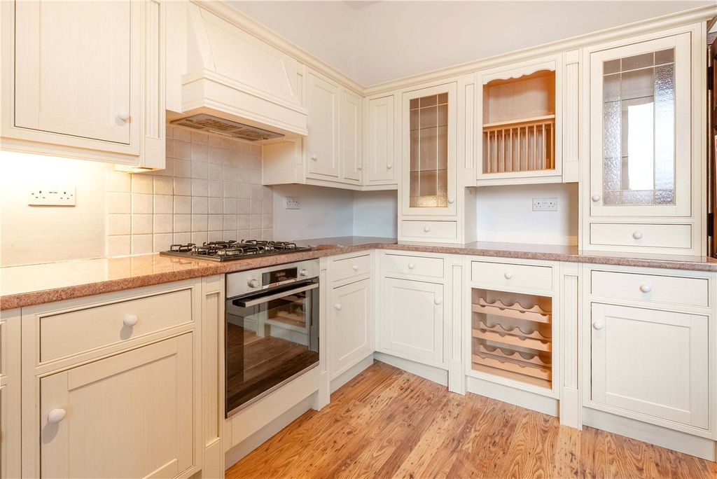 Property photo 3 of 37 Hammersmith Road,