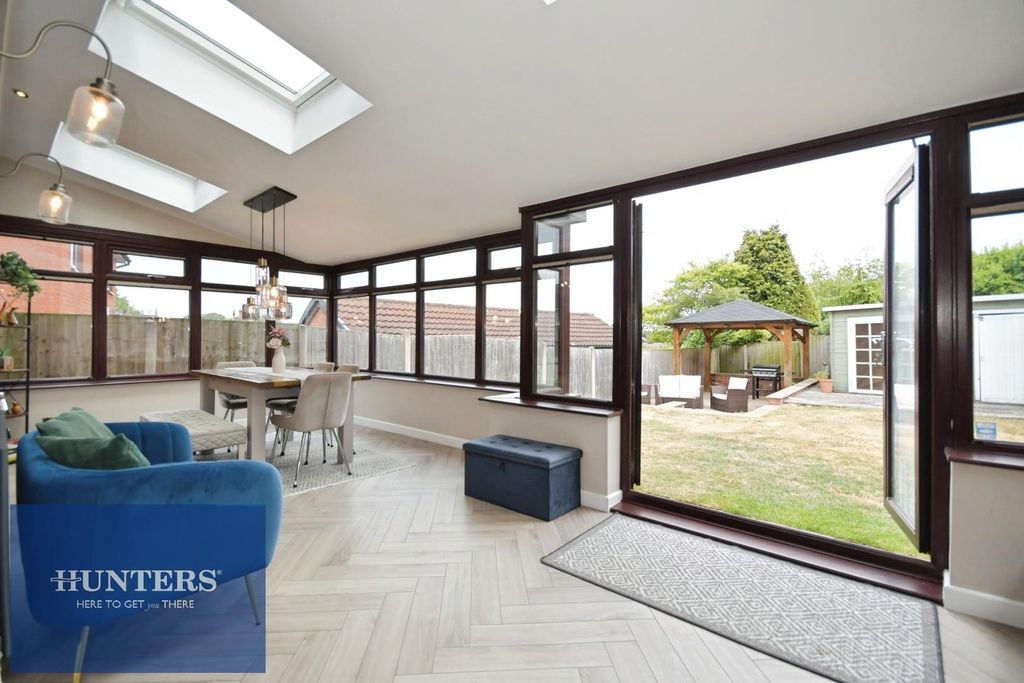 Property photo 3 of 20 Conservatory 01.Jpg