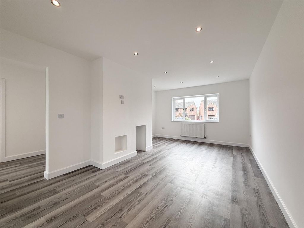 Property photo 3 of 15 Lounge