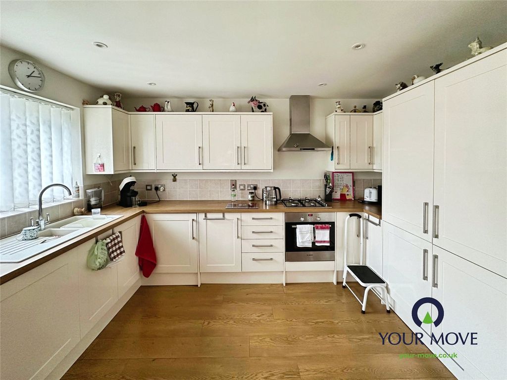 Property photo 2 of 18 Kitchen/Breakfast