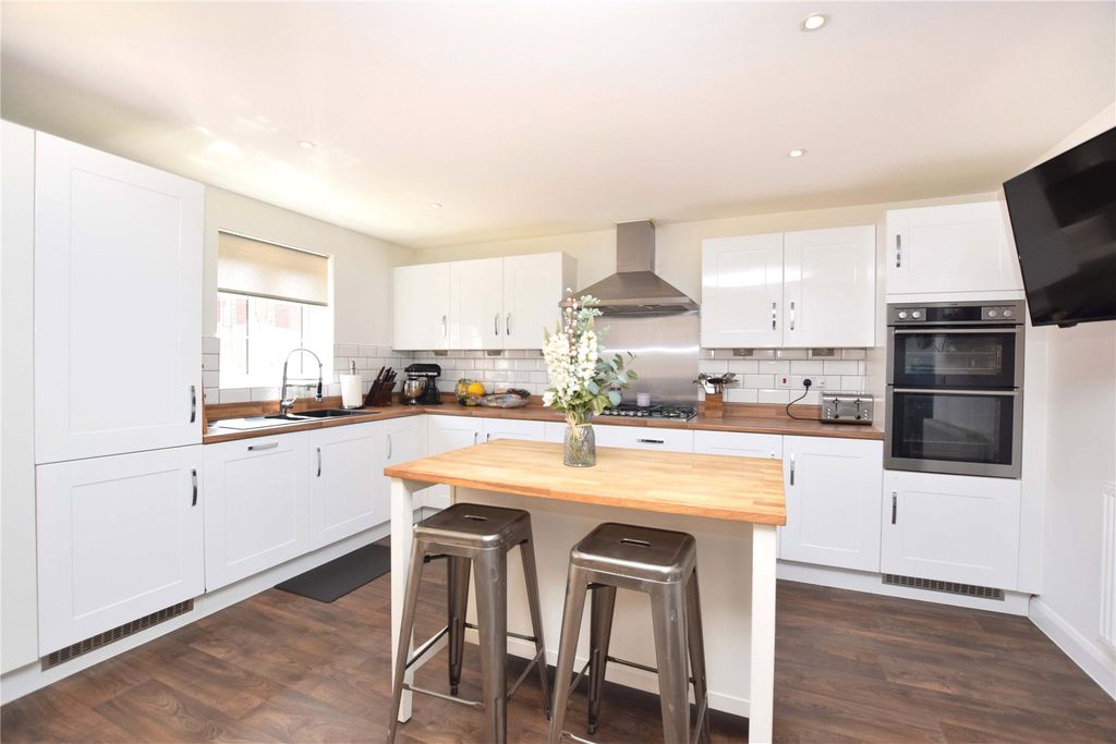 Property photo 3 of 18 Kitchen