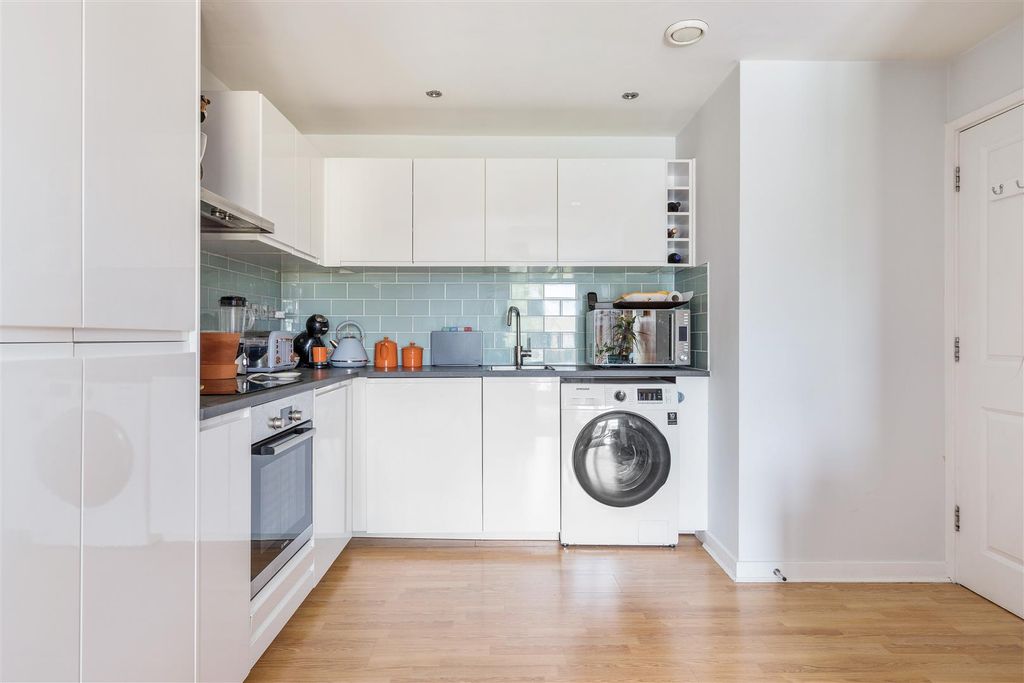 Property photo 3 of 18 Lea Bridge Road, E10