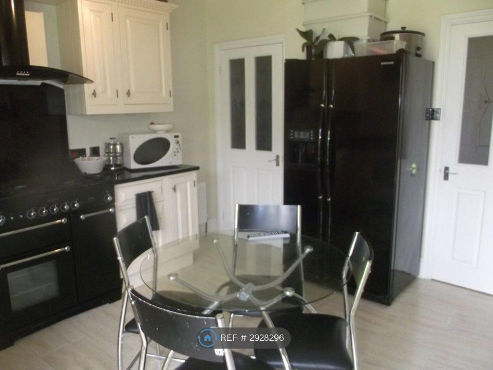 Property photo 3 of 11 Kitchen