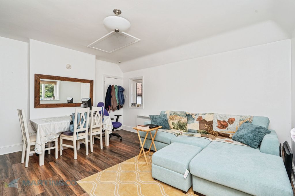 Property photo 2 of 11 Lounge 2