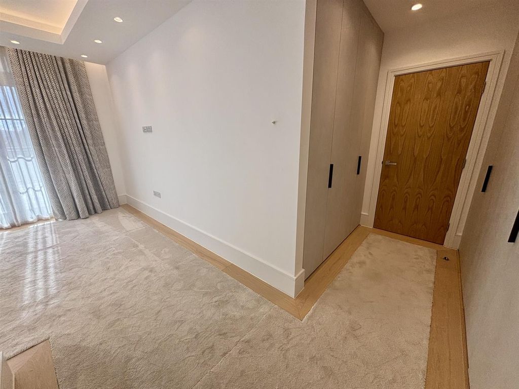 Additional image 15 of 2 bed flat to rent22 Beech Hill, Barnet EN4