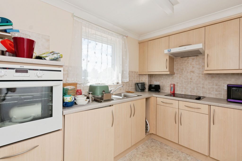 Property photo 3 of 10 Kitchen