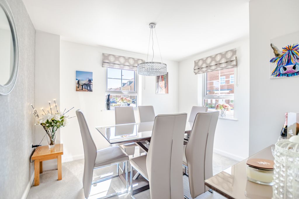Property photo 3 of 33 Diningroom