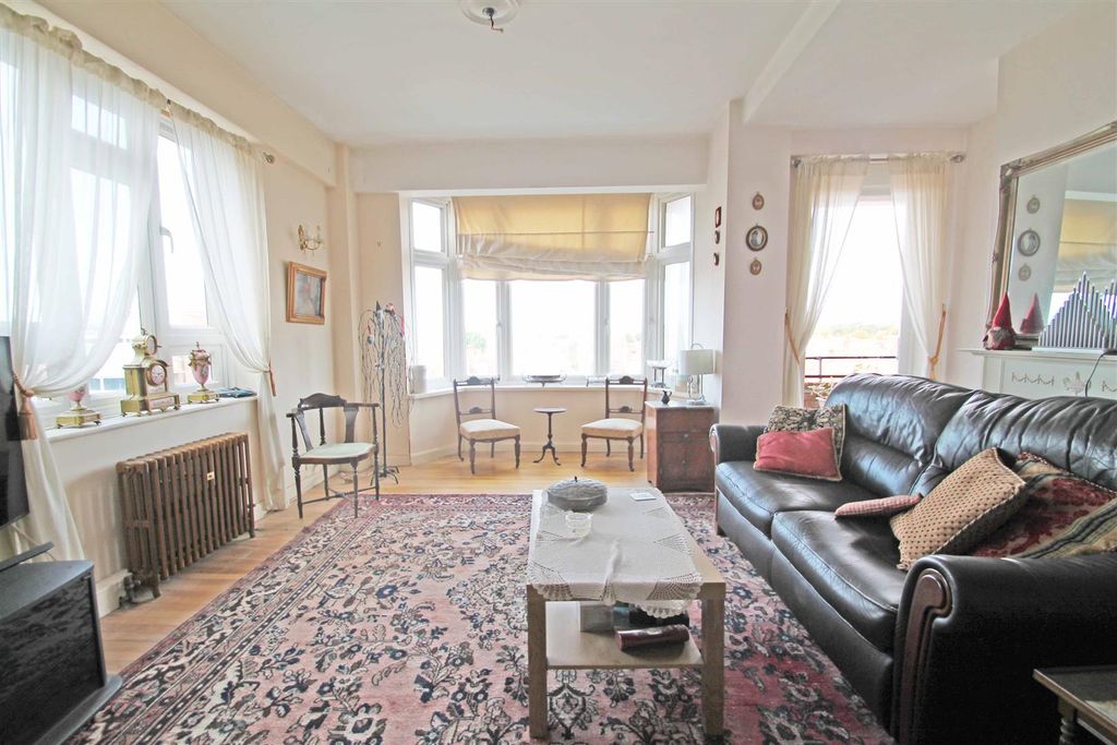 Property photo 2 of 11 Living/Dining Room