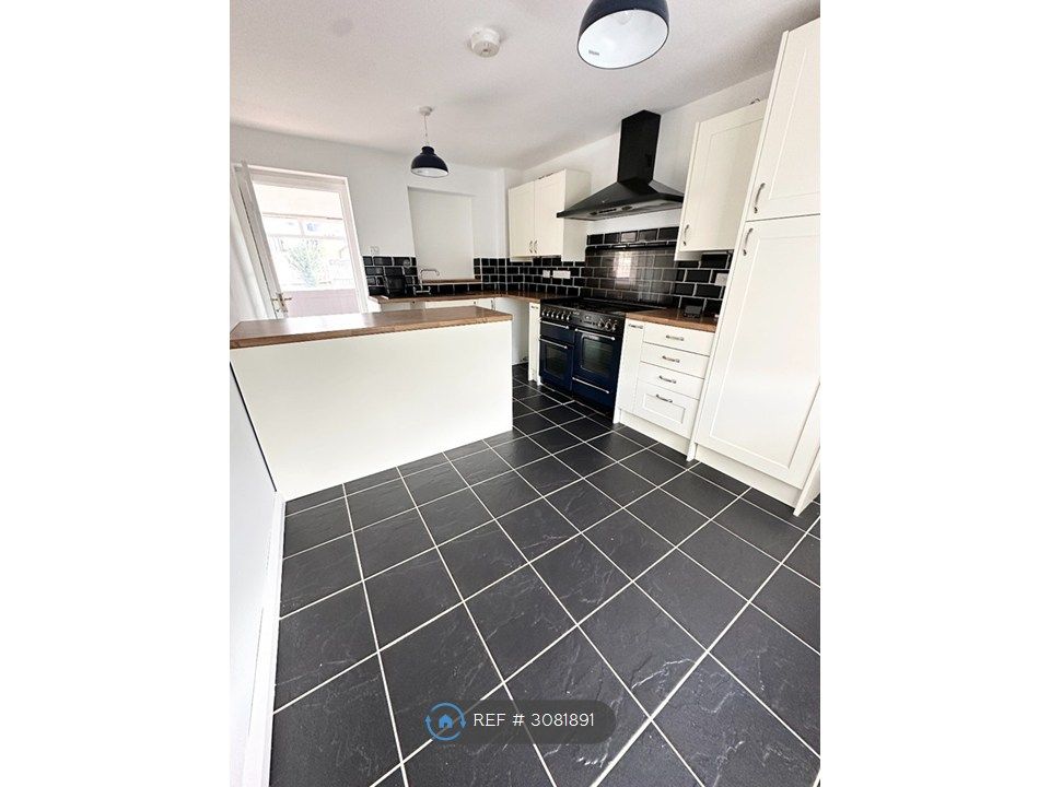 Property photo 2 of 10 Kitchen