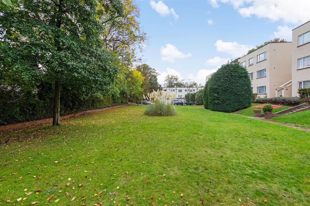 Property photo 2 of 15 Communal Gardens