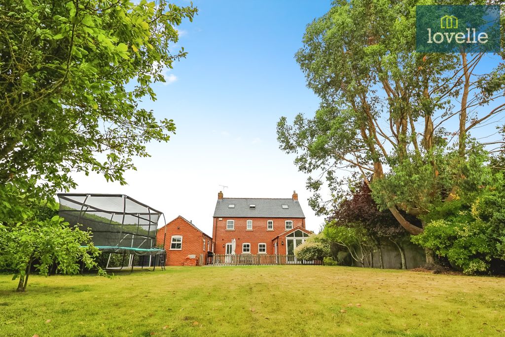 Property photo 2 of 40