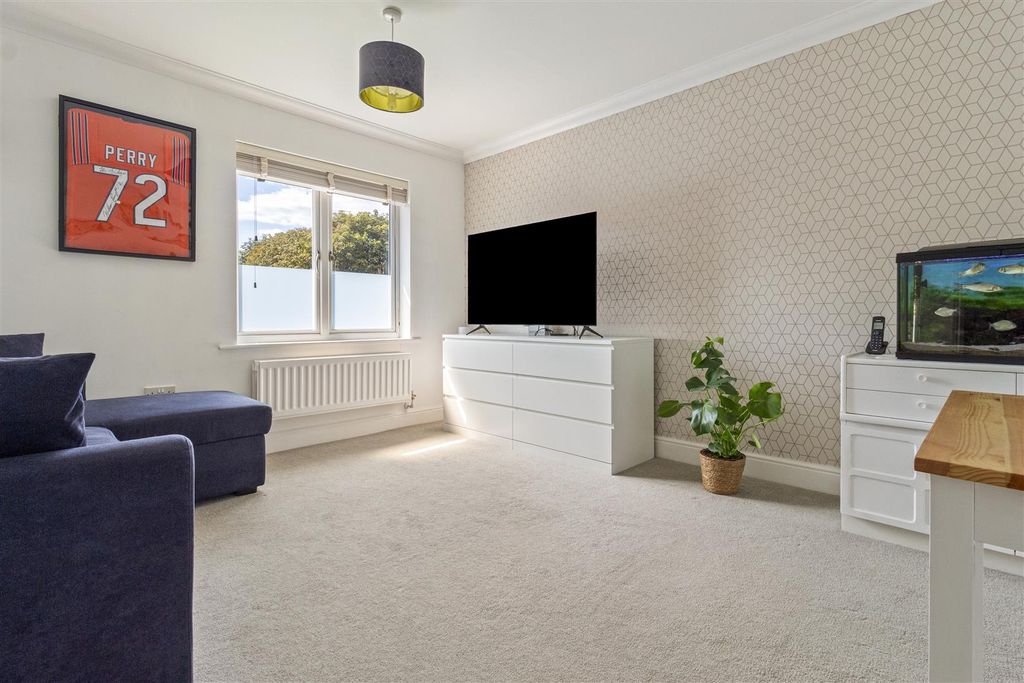 Property photo 2 of 16 7 Montague House-009.Jpg