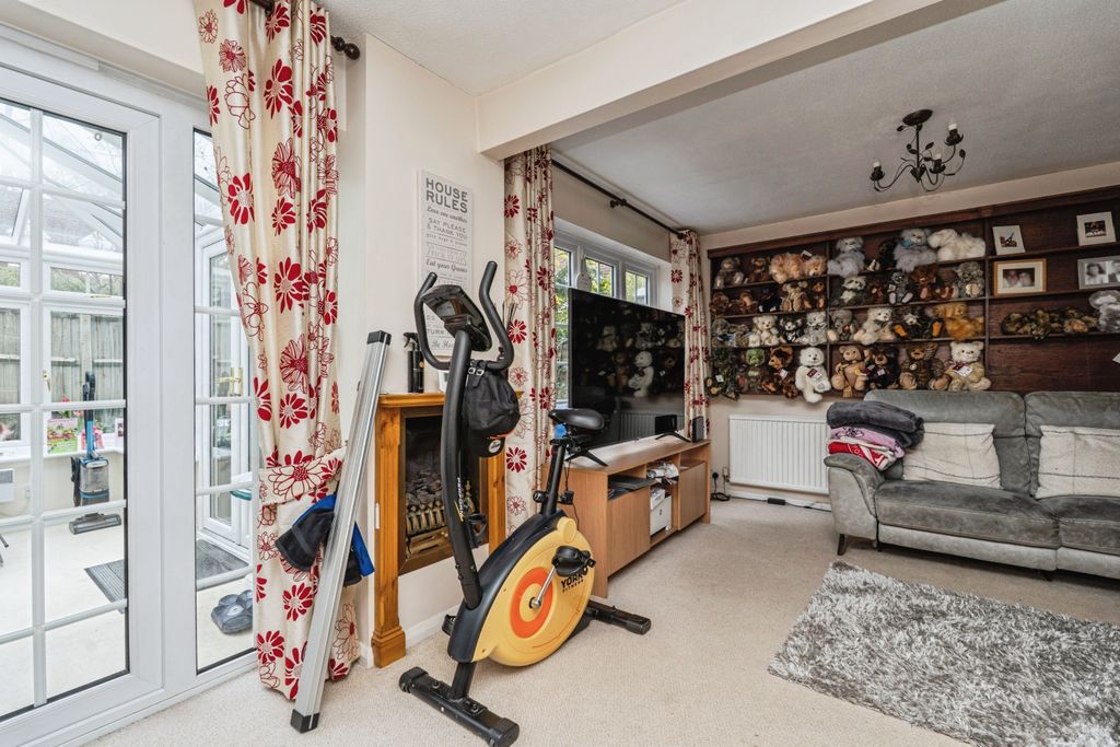 Property photo 3 of 17 3. Livingroom