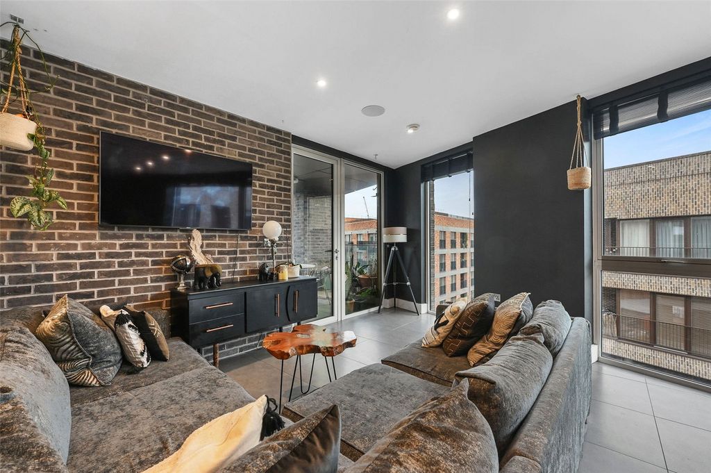 Property photo 3 of 24 Reception