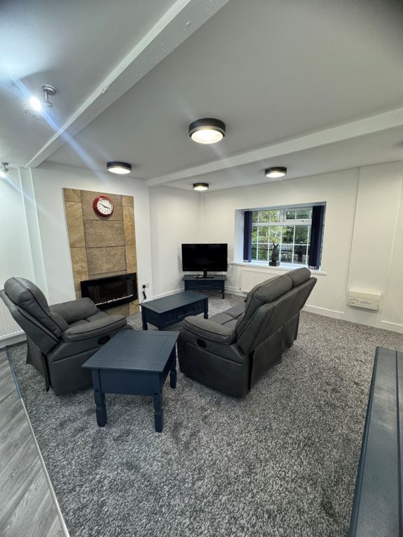 Property photo 3 of 17 Lounge