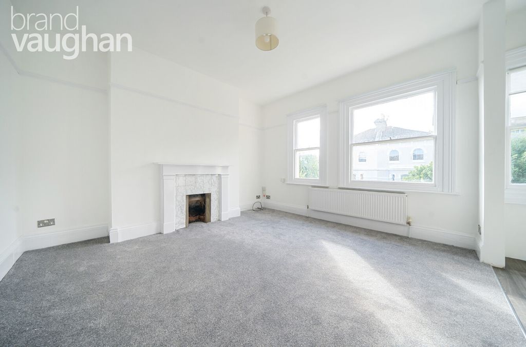 Property photo 1 of 11 Living Room