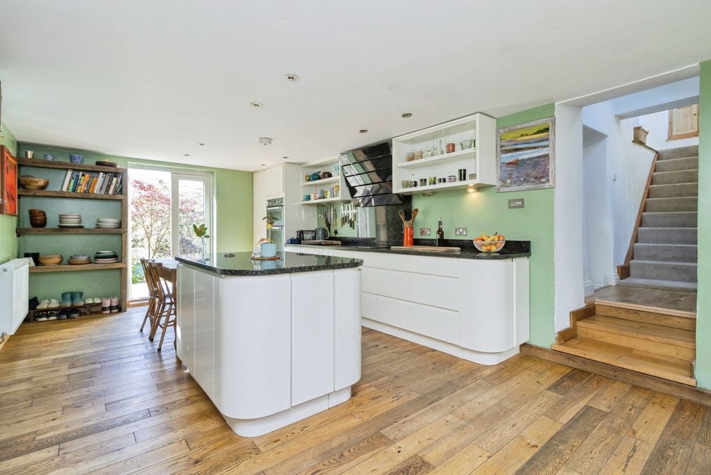 Property photo 3 of 27 Kitchen/Breakfast