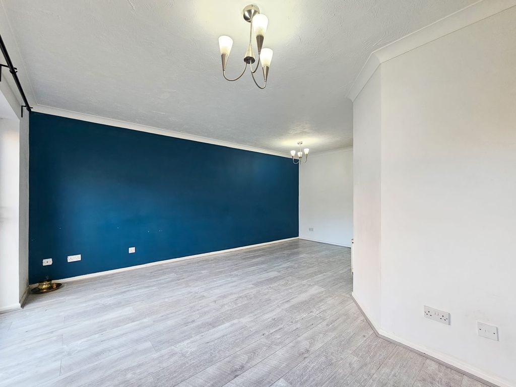 Property photo 2 of 27