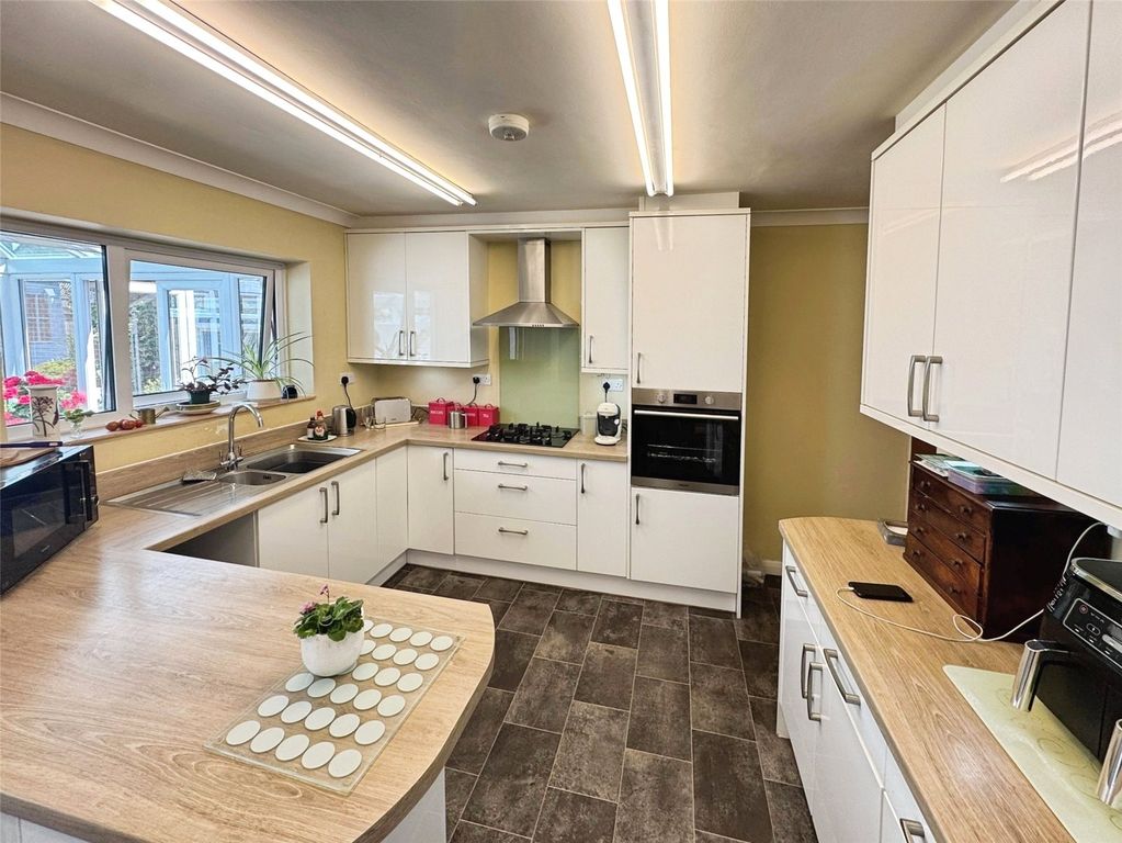 Property photo 3 of 18 Kitchen