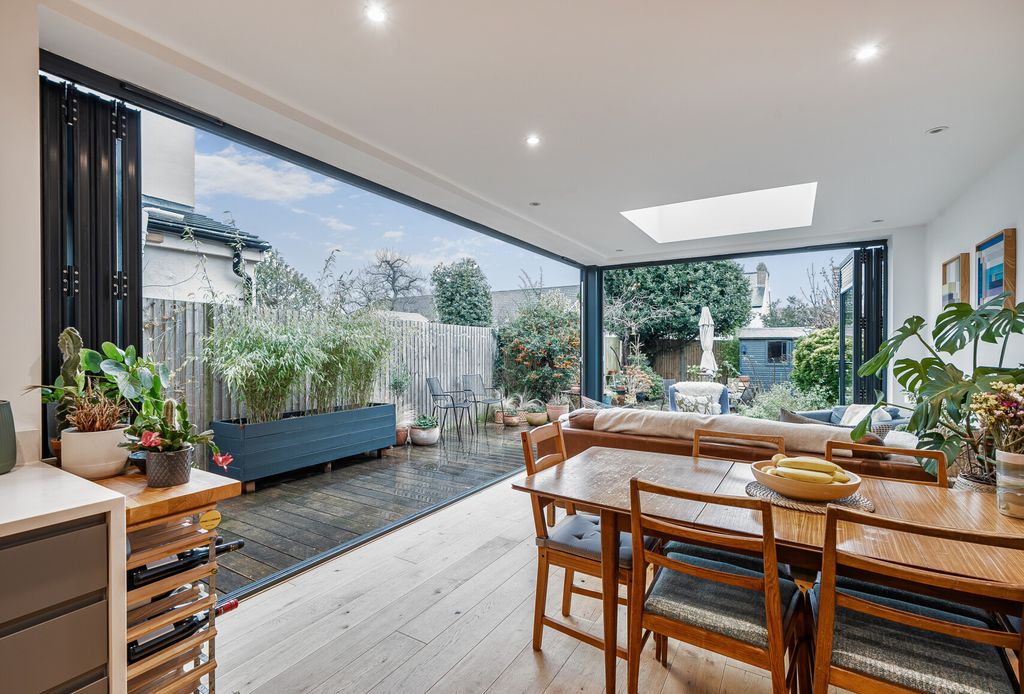 Property photo 1 of 21 1396336-10-695Fbb...