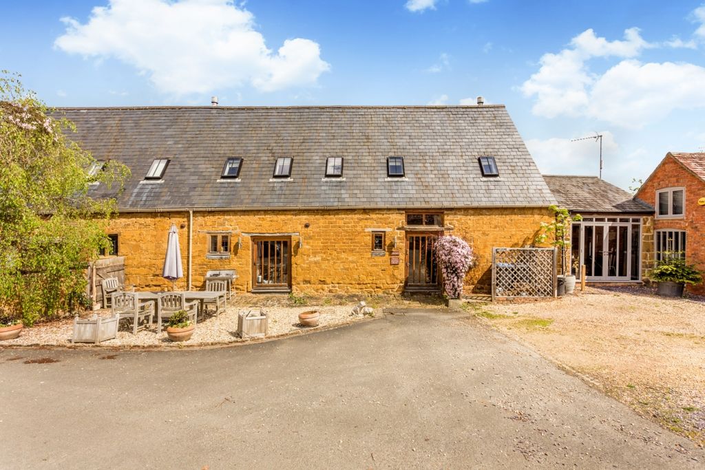 Property photo 1 of 11 Cherwell The Gree...