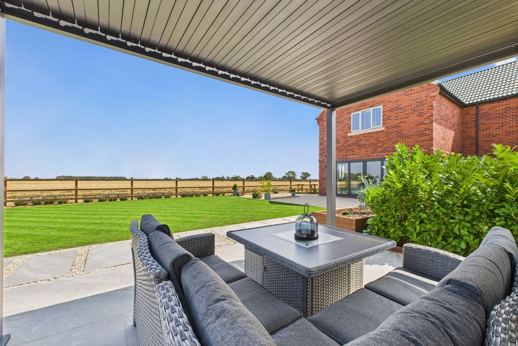 Property photo 3 of 35 Garden Seating