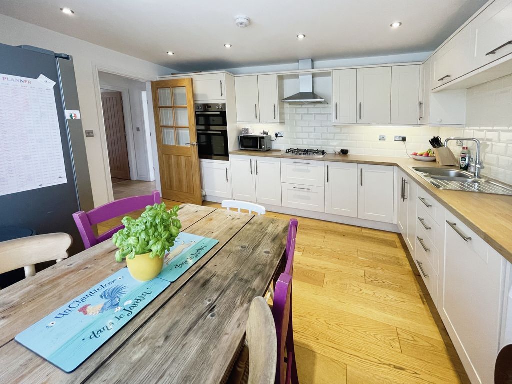 Property photo 2 of 17 Breakfast/Kitchen