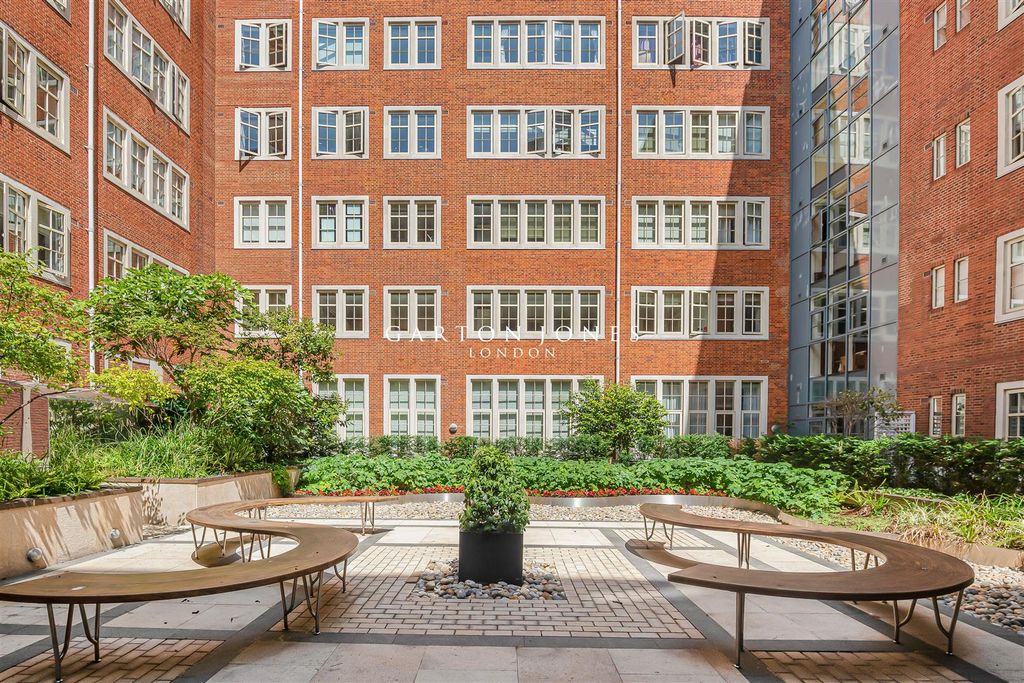 Property photo 3 of 6 Courtyard.Jpg