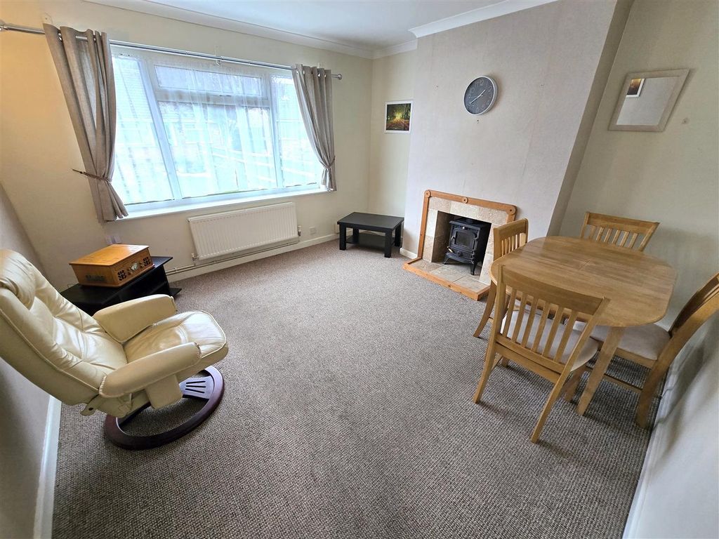 Property photo 2 of 8 Lounge