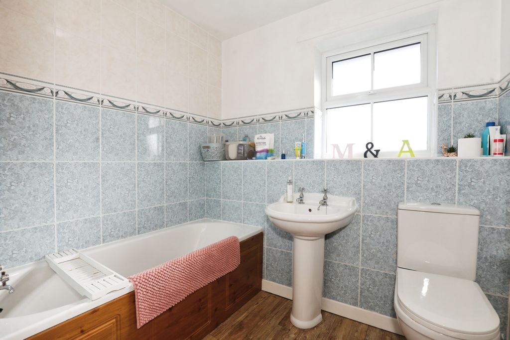 Property photo 3 of 20 Family Bathroom