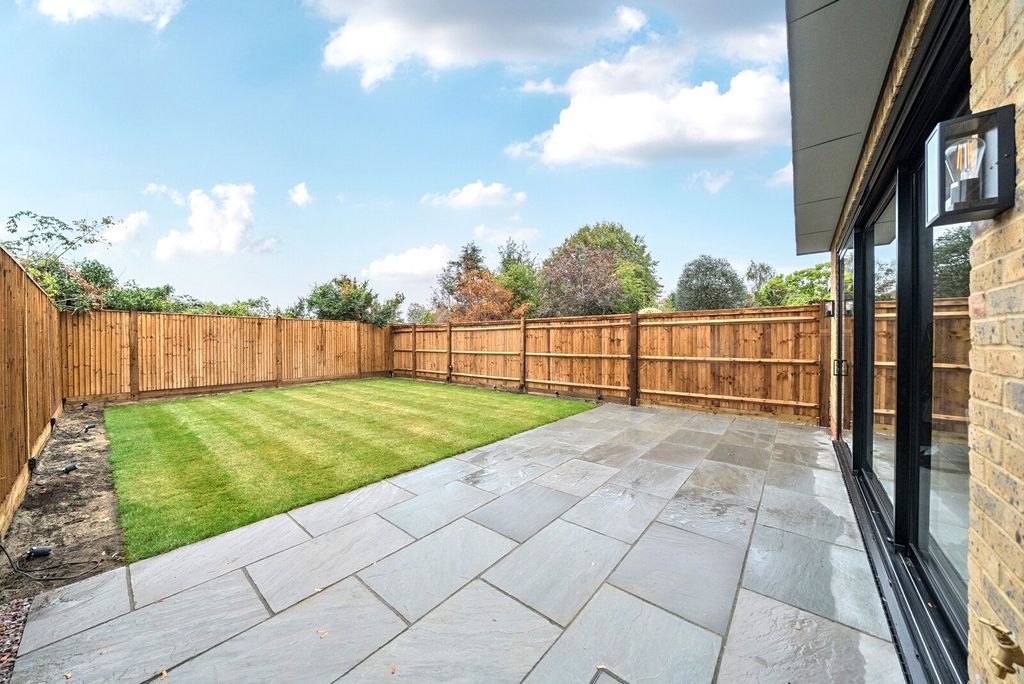 Property photo 3 of 14 Garden