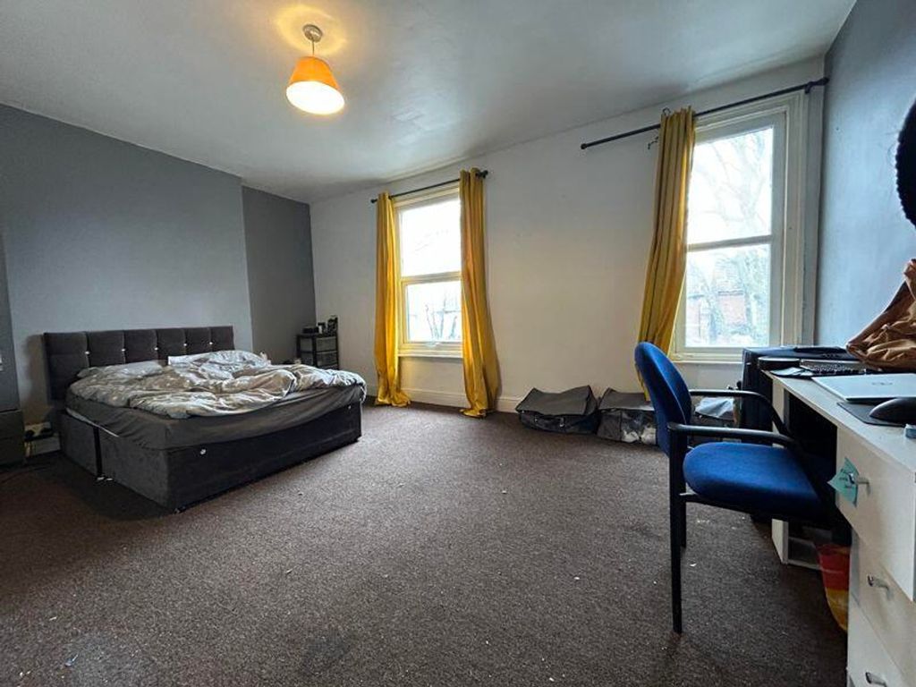 Property photo 3 of 8 A Spacious And Inviting Large Double Bedroom With ...