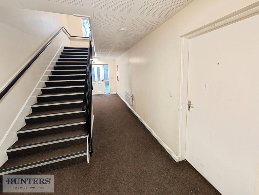 Property photo 3 of 10 Communal Hallway