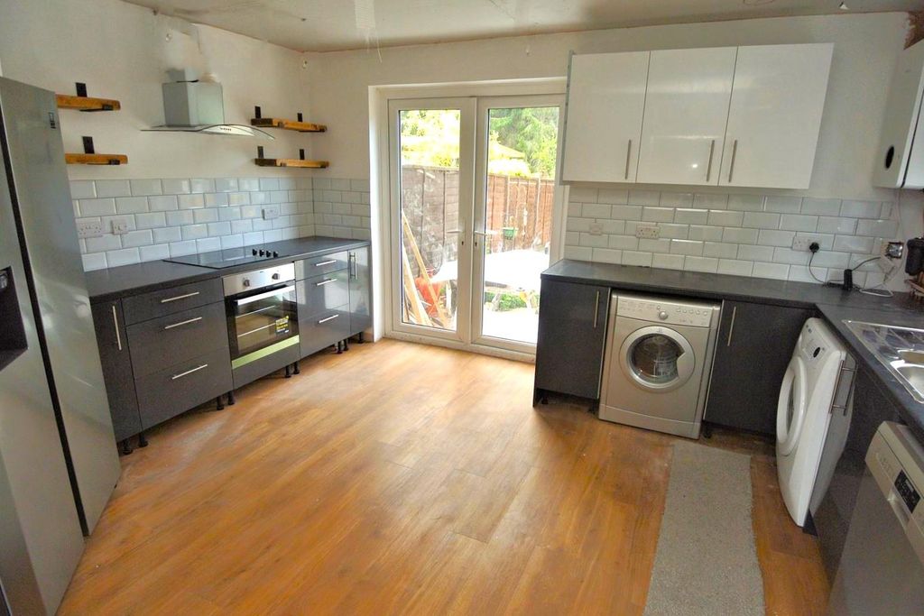 Property photo 3 of 6 Kitchen