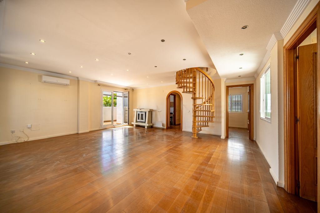 Property photo 2 of 27