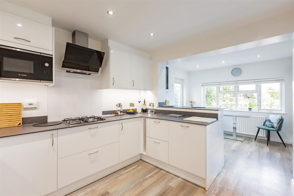 Property photo 2 of 22 Kitchen/Breakfast Area