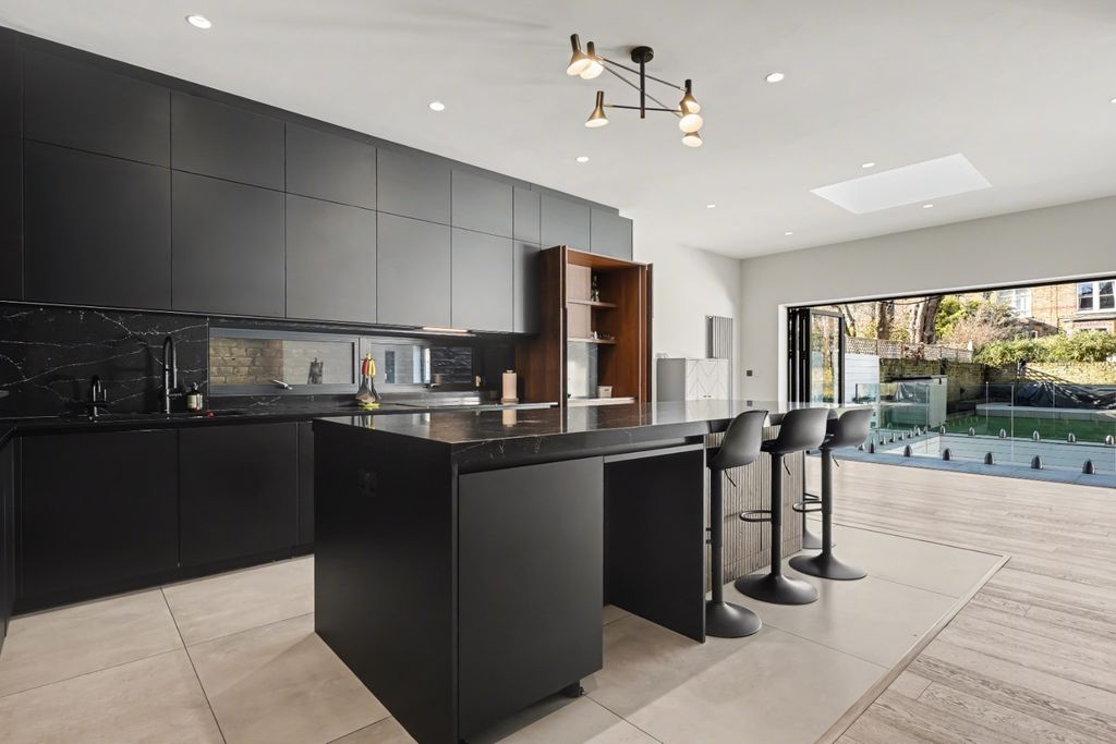 Property photo 2 of 12 4957812