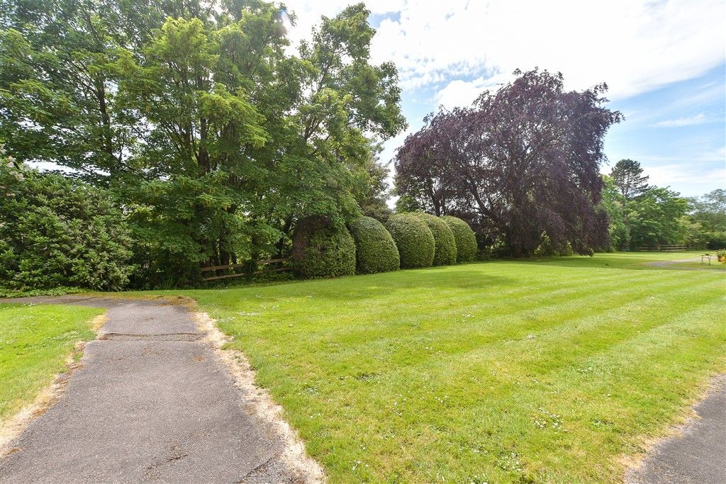 Property photo 2 of 10 Communal Gardens