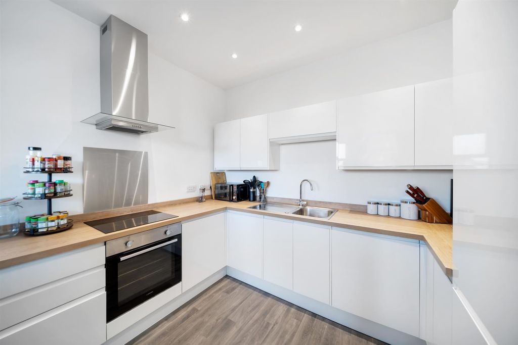 Property photo 2 of 8 Foundation Street-8.Jpg