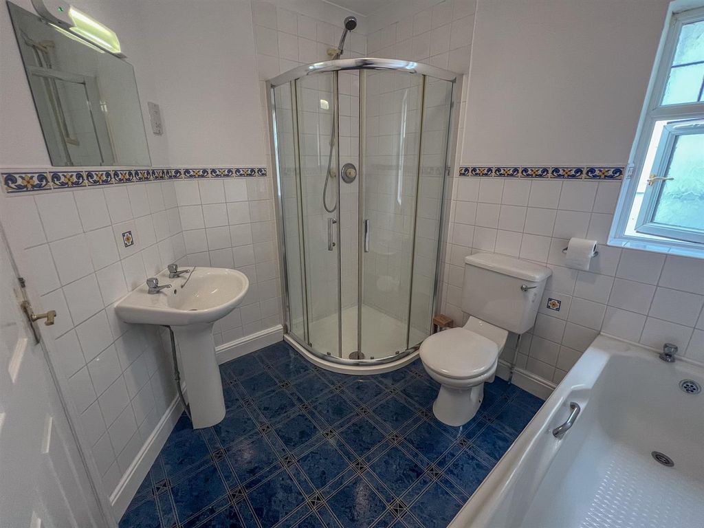 Property photo 2 of 20 152 Faiways Crescent-02.Jpg
