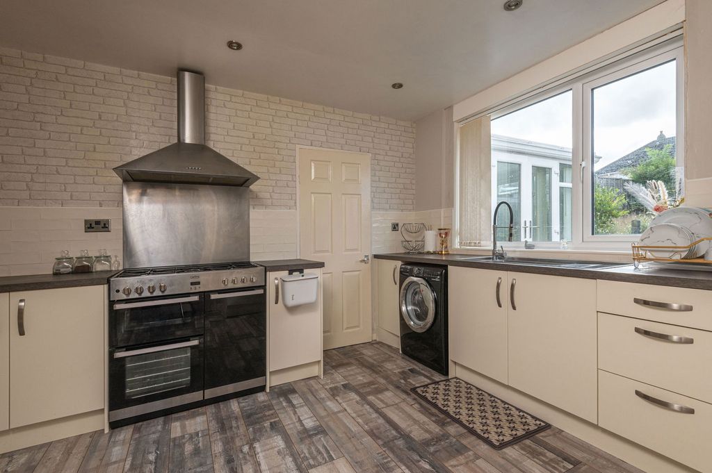 Property photo 3 of 25