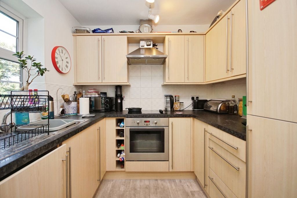 Property photo 3 of 17 Kitchen